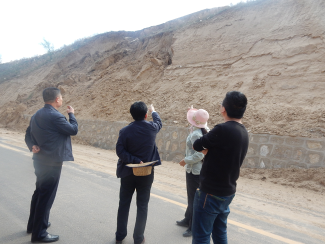 水工环中心领导野外技术指导.JPG